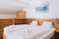 Bedroom in the holiday apartment Haus Altenberger Apartments by we rent. Cozy double bed with bedding.
