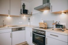 Küche in der Ferienwohnung von we rent apartment, Herd, Ofen, voll ausgestattet.