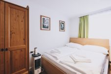 Schlafzimmer in der Ferienwohnung Areit Apartments by we rent. Doppelbett und Etagenbett.